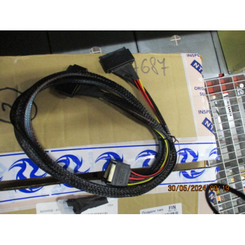 Cable, x8 SFF-8654 to 2xU.2 SFF-8639, 0,8M (analog 05-60005-00 / ACD-60005-ZC)